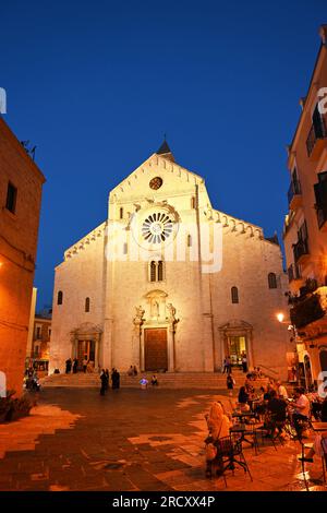 Cattedrale di Bari illuminata Foto Stock