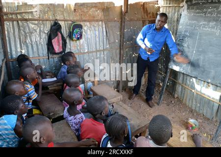 Insegnante maliano che dà una lezione ai suoi giovani studenti in una classe improvvisata di una scuola privata a Sikoroni, un distretto di Bamako, il 2 gennaio 2018 Foto Stock