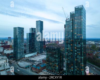 Deansgate Square e Elizabeth Tower di notte, centro di Manchester, Inghilterra Foto Stock