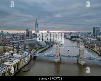 Vista aerea del Tower Bridge, della City e dello Shard, Londra, Inghilterra Foto Stock