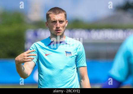 Zell am SEE, Austria. 17 luglio 2023. Calcio: 2nd Bundesliga, Hertha BSC training camp, Hertha Jonjoe Kenny dà istruzioni ai suoi compagni di squadra. Crediti: Tim Rehbein/dpa/Alamy Live News Foto Stock