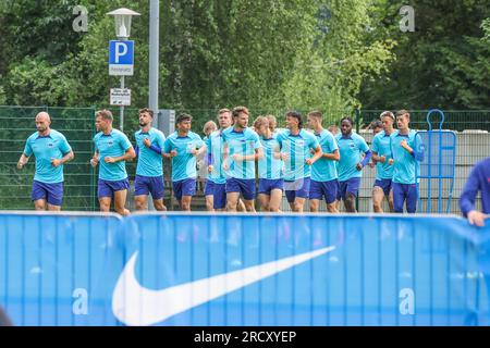 Zell am SEE, Austria. 17 luglio 2023. Calcio: 2° Bundesliga, Hertha BSC training camp, Hertha BSC team durante la sessione di corsa. Crediti: Tim Rehbein/dpa/Alamy Live News Foto Stock