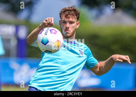 Zell am SEE, Austria. 17 luglio 2023. Calcio: 2° Bundesliga, Hertha BSC training camp, Hertha's Veit Stange tiene gli occhi sulla palla. Crediti: Tim Rehbein/dpa/Alamy Live News Foto Stock