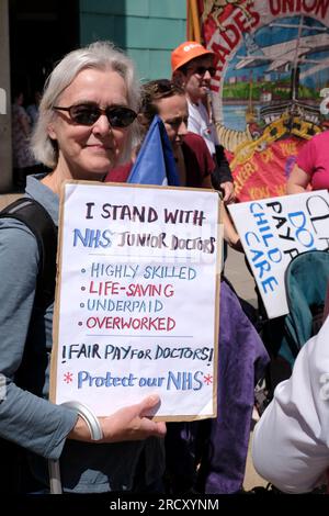 Bristol, Regno Unito. 17 luglio 2023. Medici junior in linea con il picchetto al Bristol Royal Infirmary alla fine del quarto round del loro sciopero. L'azione industriale sostenuta dalla BMA e dall'HCSA promuove la richiesta di retribuzione del Dottore, che mira a ripristinare il reddito perso da anni di aumento delle retribuzioni al di sotto dell'inflazione. Anche se il governo ha offerto un aumento del 6,5%, i medici continuano a protestare perché l'ultima offerta non risponde alla loro necessità di ripristino delle retribuzioni. Crediti: JMF News/Alamy Live News Foto Stock