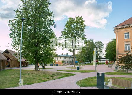 Otepää, Provincia di Valga, Estonia-14JUL2023: Piazza principale della città di Otepää o Otepaa in Estonia, Europa. Parco pubblico dell'area ricreativa. Foto Stock