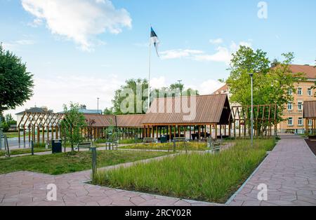 Otepää, Provincia di Valga, Estonia-14JUL2023: Piazza principale della città di Otepää o Otepaa in Estonia, Europa. Parco pubblico dell'area ricreativa. Foto Stock