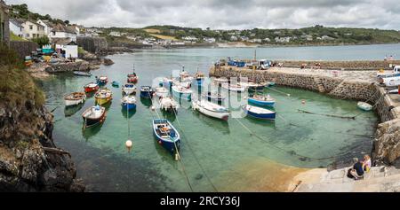COVERACK, CORNOVAGLIA, REGNO UNITO - 27 GIUGNO 2023. Vista panoramica delle tradizionali barche da pesca della Cornovaglia ormeggiate nel porto di marea del pittoresco villaggio di pescatori Foto Stock