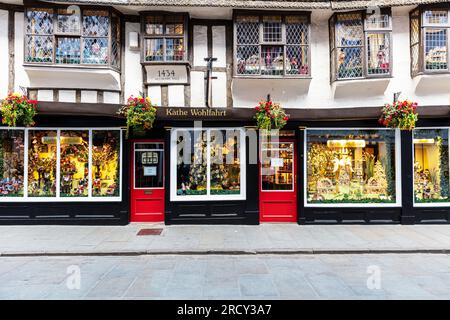 Kathe Wohlfahrt Christmas shop York UK, Stonegate York, decorazioni natalizie tedesche artigianali, negozio natalizio, Käthe Wohlfahrt, Kathe Wohlfahrt Foto Stock