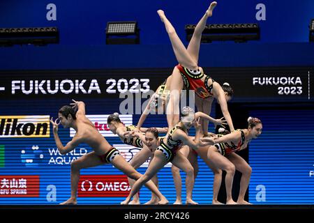 Fukuoka, Giappone. 17 luglio 2023. Gli atleti della squadra giapponese gareggiano nella finale di routine Acrobatica durante il 20° Campionato Mondiale di Aquatics presso la Marine Messe Hall A di Fukuoka (Giappone), il 17 luglio 2023. Crediti: Insidefoto di andrea staccioli/Alamy Live News Foto Stock