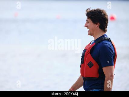 Dartmouth, nuova Scozia, Canada. 17 luglio 2023. Il primo ministro canadese Justin Trudeau arriva a cavalcare una canoa indigena all'apertura del concorso di canoa ai Giochi indigeni nordamericani. Foto Stock