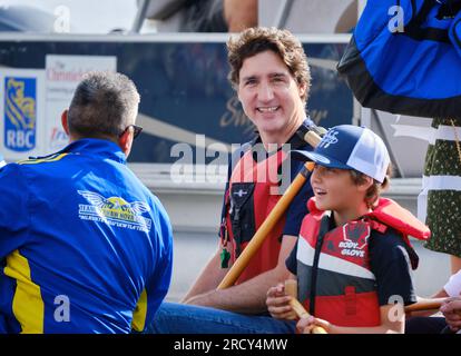 Dartmouth, nuova Scozia, Canada. 17 luglio 2023. Il primo ministro canadese Justin Trudeau cavalca una canoa indigena all'apertura della competizione canoa ai Giochi indigeni nordamericani. Crediti: Meanderingemu/Alamy Live News Foto Stock