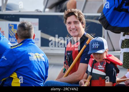 Dartmouth, nuova Scozia, Canada. 17 luglio 2023. Il primo ministro canadese Justin Trudeau cavalca una canoa indigena all'apertura della competizione canoa ai Giochi indigeni nordamericani. Crediti: Meanderingemu/Alamy Live News Foto Stock