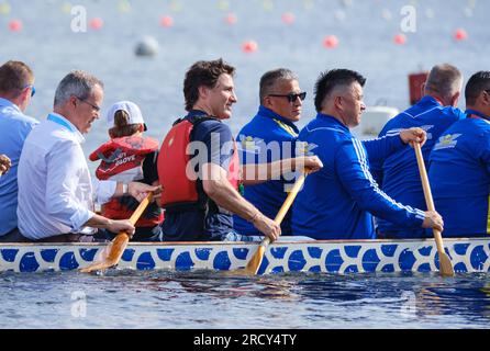 Dartmouth, nuova Scozia, Canada. 17 luglio 2023. Il primo ministro canadese Justin Trudeau cavalca una canoa indigena all'apertura della competizione canoa ai Giochi indigeni nordamericani. Crediti: Meanderingemu/Alamy Live News Foto Stock