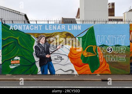 Un murale del muro della Pace sulla Falls Road di Bobby Sands, un martire e uno sciopero della fame a West Belfast, contea di Antrim, Irlanda del Nord. Foto Stock
