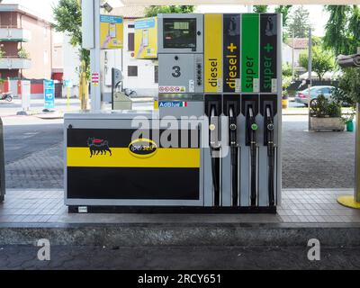 Cremona, Italia - 3 luglio 20223 pompa di benzina moderna self service presso la stazione di servizio Eni Agip Foto Stock