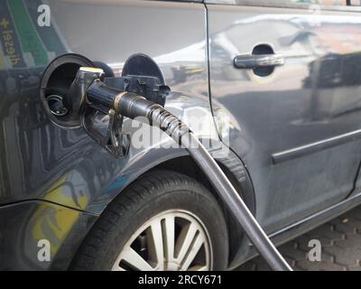 Cremona, Italia - 3 luglio 20223 donna che assiste un cliente presso una moderna pompa di benzina presso la stazione di servizio Eni Agip Foto Stock