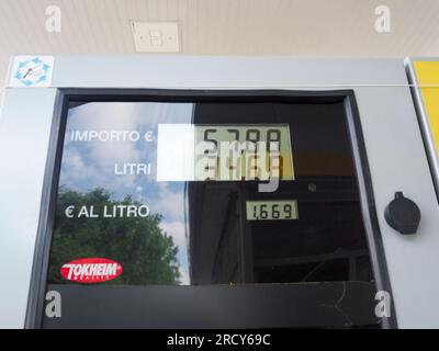 Cremona, Italia - 3 luglio 20223 pompa carburante moderna self service presso la stazione di servizio Eni Agip, che visualizza litri, quantità e litro di carburante Foto Stock