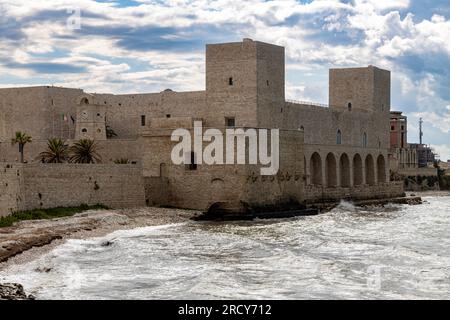 Il castello svevo di Trani con cielo nuvoloso, provincia di Barletta-Andria-Trani sul mare Adriatico, Puglia, Italia Foto Stock