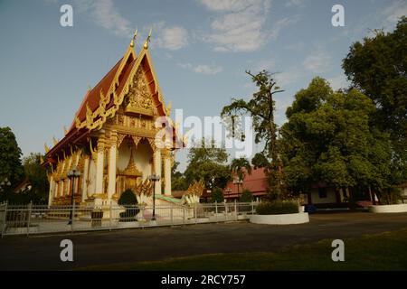 Chiesa buddista al tempio Wat Phra That Narai Jeng Weng. Che è uno stile architettonico comunemente visto in Thailandia. Foto Stock