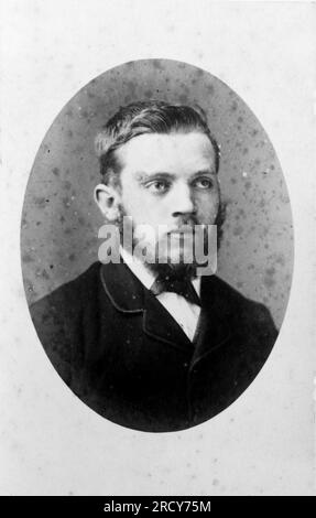 Ritratto di un giovane uomo con la barba con la testa e le spalle. Fotografia originale di P. J. Duyshart del 75, Duke Street, Chelmsford. Da una collezione di fotografie vittoriane carte de visite, datate al 1890 Carte de visite è un termine francese conosciuto in inglese come "carta da visita". Di solito avevano una stampa fotografica in albume di circa 54x89 mm montata su una scheda leggermente più grande. In alcuni casi, le devastazioni del tempo hanno preso il loro tributo. Foto Stock