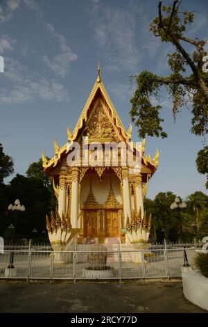 Chiesa buddista al tempio Wat Phra That Narai Jeng Weng. Che è uno stile architettonico comunemente visto in Thailandia. Foto Stock