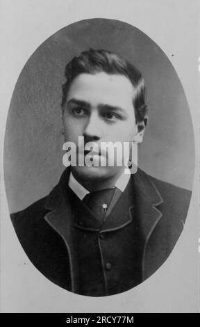 Ritratto a vignetta testa e spalle di un giovane uomo con una giacca scura. Fotografia originale di James Brown del 132, Camberwell Road, Londra, e vari altri studi in tutto il paese. Da una collezione di fotografie vittoriane carte de visite, datate al 1890 Carte de visite è un termine francese conosciuto in inglese come "carta da visita". Di solito avevano una stampa fotografica in albume di circa 54x89 mm montata su una scheda leggermente più grande. In alcuni casi, le devastazioni del tempo hanno preso il loro tributo. Foto Stock