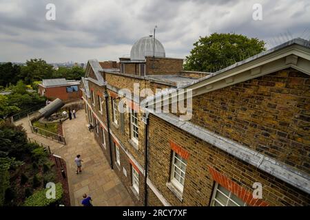 Il Royal Observatory Greenwich, il planetario di Londra. Sali sulla linea prime Meridian e goditi la Flamsteed House, la sala Octagon e il Time Ball rosso. Foto Stock