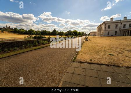 Vista sul Royal Observatory da Greenwich Park. Sede dell'ora di Greenwich e del primo meridiano del mondo. La principale attrazione turistica di Greenwich. Foto Stock