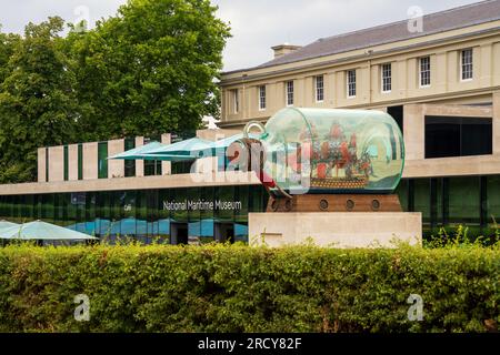 Il National Maritime Museum di Greenwich, Londra. Esterno del museo di Greenwich con nave all'interno di una grande bottiglia di vetro vicino all'ingresso. Adatto alle famiglie. Foto Stock