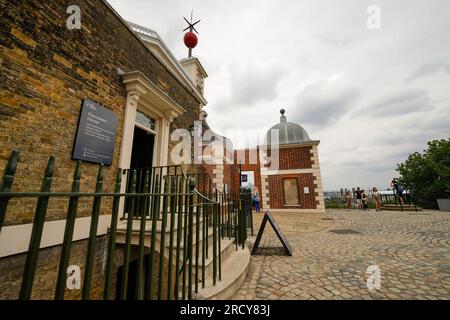 Royal Observatory Greenwich, Londra. I visitatori della Flamsteed House aspettano che il Time Ball rosso scenda. Visita la sala Octagon, prime Meridian Line. Foto Stock