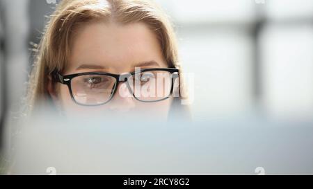 Scienziata femminile manipola e programma il robot per il lavoro Foto Stock