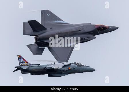 RAF F-35B Lightning II con Harrier II della Marina spagnola al Royal International Air Tattoo, RIAT, Airshow, RAF Fairford, Gloucestershire, REGNO UNITO. Piani Foto Stock