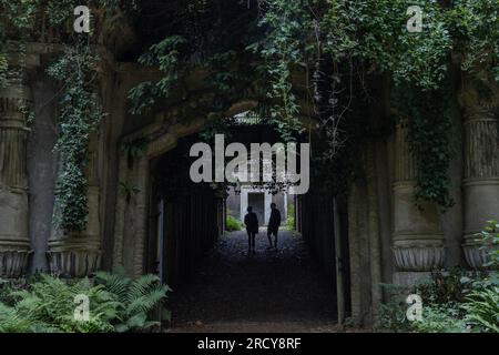 Londra, Regno Unito - 16 luglio 2023: Ingresso a The Egyptian Avenue, presso l'Highgate Cemetery West a Londra, Inghilterra. Foto Stock