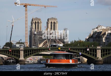 (230717) -- PARIGI, 17 luglio 2023 (Xinhua) -- foto scattata il 17 luglio 2023 mostra la parata sulla Senna per testare "manovre", "distanze", "durata" e "video cattura" della futura cerimonia di apertura delle Olimpiadi di Parigi del 2024. La flotta totale è composta da 57 imbarcazioni per le prove, 39 rappresentative delle delegazioni e altre 18 che forniscono sostegno, nonché dall'Olympic Broadcasting Services (OBS). (Xinhua/Gao Jing) Foto Stock