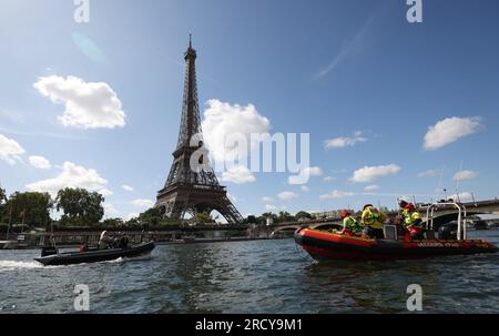 (230717) -- PARIGI, 17 luglio 2023 (Xinhua) -- foto scattata il 17 luglio 2023 mostra la parata sulla Senna per testare "manovre", "distanze", "durata" e "video cattura" della futura cerimonia di apertura delle Olimpiadi di Parigi del 2024. La flotta totale è composta da 57 imbarcazioni per le prove, 39 rappresentative delle delegazioni e altre 18 che forniscono sostegno, nonché dall'Olympic Broadcasting Services (OBS). (Xinhua/Gao Jing) Foto Stock