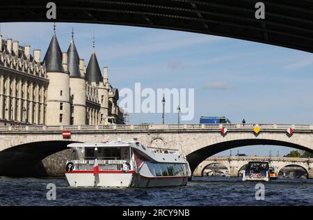 (230717) -- PARIGI, 17 luglio 2023 (Xinhua) -- foto scattata il 17 luglio 2023 mostra la parata sulla Senna per testare "manovre", "distanze", "durata" e "video cattura" della futura cerimonia di apertura delle Olimpiadi di Parigi del 2024. La flotta totale è composta da 57 imbarcazioni per le prove, 39 rappresentative delle delegazioni e altre 18 che forniscono sostegno, nonché dall'Olympic Broadcasting Services (OBS). (Xinhua/Gao Jing) Foto Stock