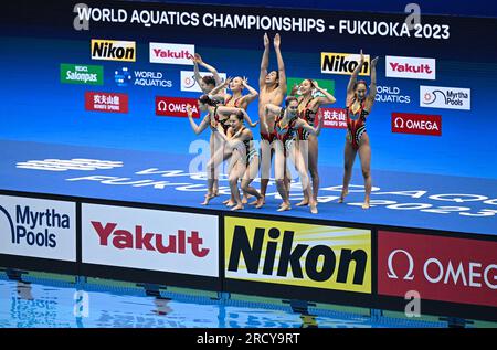 Fukuoka, Giappone. 17 luglio 2023. Il Team Japan si esibisce durante la finale acrobatica a squadre miste di nuoto artistico ai Campionati mondiali di nuoto 2023 a Fukuoka, in Giappone, il 17 luglio 2023. Crediti: Xia Yifang/Xinhua/Alamy Live News Foto Stock