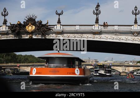 (230717) -- PARIGI, 17 luglio 2023 (Xinhua) -- foto scattata il 17 luglio 2023 mostra la parata sulla Senna per testare "manovre", "distanze", "durata" e "video cattura" della futura cerimonia di apertura delle Olimpiadi di Parigi del 2024. La flotta totale è composta da 57 imbarcazioni per le prove, 39 rappresentative delle delegazioni e altre 18 che forniscono sostegno, nonché dall'Olympic Broadcasting Services (OBS). (Xinhua/Gao Jing) Foto Stock