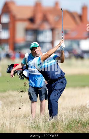 Padraig Harrington della Repubblica d'Irlanda gioca dal primo fairway durante un round di allenamento davanti all'Open al Royal Liverpool, Wirral. Data immagine: Lunedì 17 luglio 2023. Foto Stock