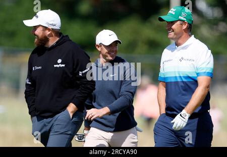 Shane Lowry (a sinistra) della Repubblica d'Irlanda, Rory McIlroy dell'Irlanda del Nord e Padraig Harrington (a destra) della Repubblica d'Irlanda durante un turno di prove davanti all'Open al Royal Liverpool, Wirral. Data immagine: Lunedì 17 luglio 2023. Foto Stock