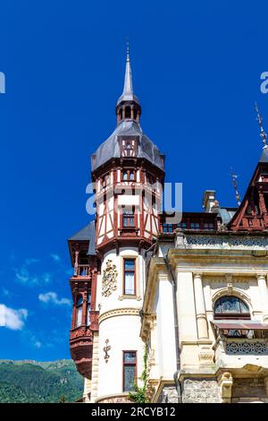 Esterno di stile alpino, neorinascimentale, a metà legno, castello di Peles, Sinaia, Romania. Foto Stock