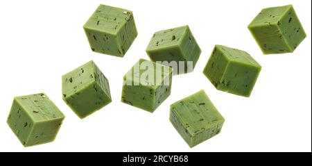 Cubetti di pesto al formaggio verde isolati su sfondo bianco Foto Stock