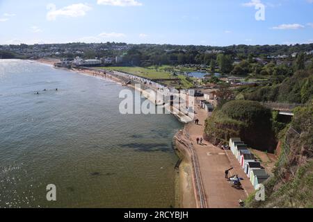 Una vista di Goodrington Sands, Paignton, Torbay, South Devon, con la sua passeggiata che corre lungo le North Sands proprio sotto Cliff Walk (la maggior parte del Foto Stock