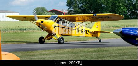 Aerei leggeri ad ala alta che volano dall'aeroporto provinciale in erba. 1954 Piper PA-18-135 Super Cub Foto Stock