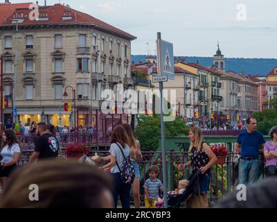 Ivrea, Italia - 7 luglio 2023 partecipanti al festival di San Savino vicino al ponte Dora Baltea, Piemonte, Italia Foto Stock