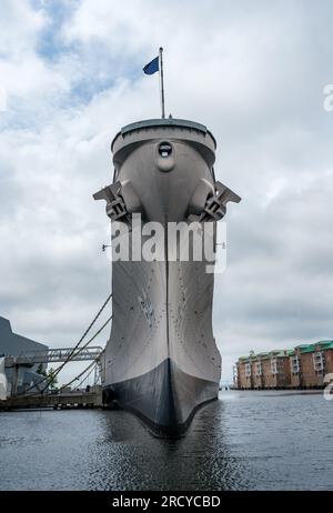 Vista dell'enorme prua e del fronte della nave da guerra USS Wisconsin attraccata al centro espositivo di Norfolk, Virginia Foto Stock