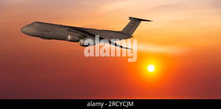 Aereo da trasporto militare dell'aeronautica DEGLI STATI UNITI sullo sfondo del cielo al tramonto Foto Stock