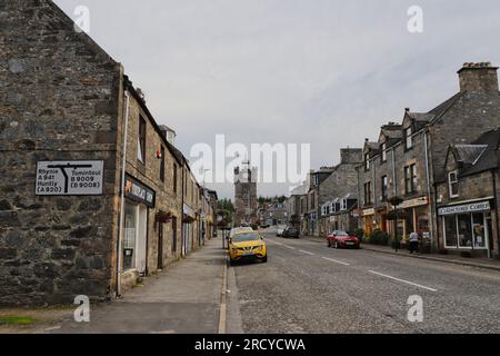 Scena di Dufftown Street con Dufftown Clock Tower / Town House Moray Scozia luglio 2023 Foto Stock