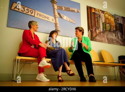 La candidata liberaldemocratica per le elezioni suppletive di Somerton e Frome Sarah Dyke (a destra) e Vicepresidente dei Liberal Democratici Daisy Cooper (a destra) parlano con la dottoressa Helen Kingston senior GP partner presso il Frome Medical Centre di Frome, Somerset, Prima delle elezioni suppletive di Somerton e Frome che si terranno giovedì. Data immagine: Lunedì 17 luglio 2023. Foto Stock