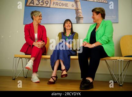 La candidata liberaldemocratica per le elezioni suppletive di Somerton e Frome Sarah Dyke (a destra) e Vicepresidente dei Liberal Democratici Daisy Cooper (a destra) parlano con la dottoressa Helen Kingston senior GP partner presso il Frome Medical Centre di Frome, Somerset, Prima delle elezioni suppletive di Somerton e Frome che si terranno giovedì. Data immagine: Lunedì 17 luglio 2023. Foto Stock